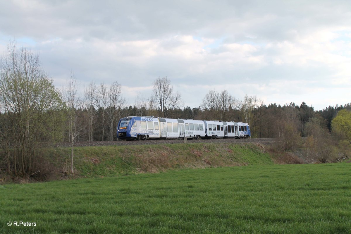 
622 411 als OPB79738 Regensburg - Marktredwitz südlich vor Wiesau. 18.04.16