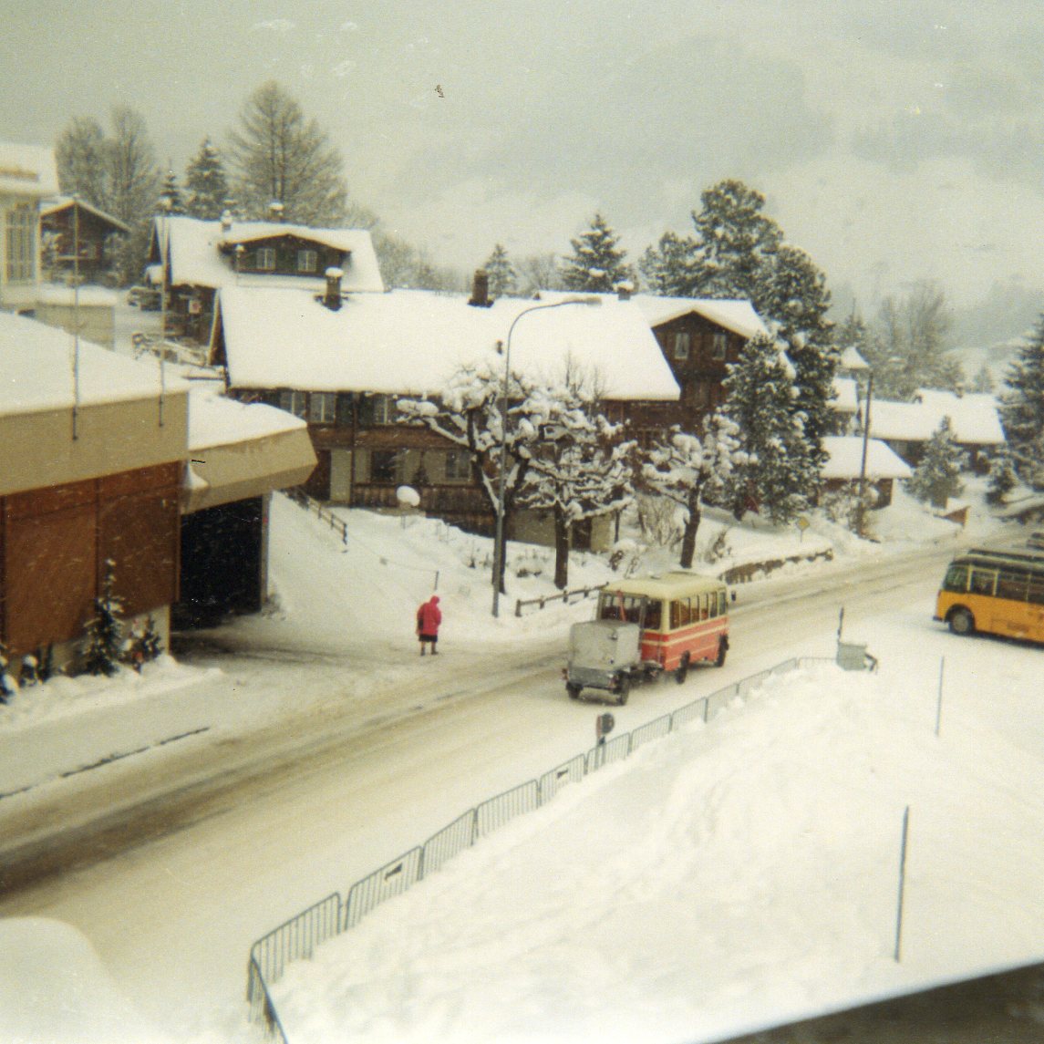 (7-08) - Aus dem Archiv: AFA Adelboden - Nr. 5/BE 26'974 - Mercedes (ex Balmer, Grindelwald) im Februar 1988 in Adelboden, Landstrasse