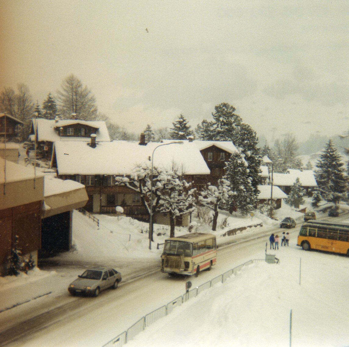 (7-09) - Aus dem Archiv: AFA Adelboden - Nr. 17/BE 332'800 - Setra (ex Born, Olten) im Februar 1988 in Adelboden, Landstrasse