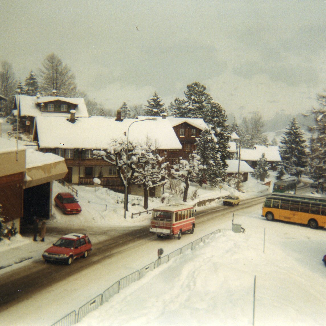 (7-16) - Aus dem Archiv: AFA Adelboden - Nr. 8/BE 26'708 - Mercedes (ex CJ Tramelan Nr. 14) im Februar 1988 in Adelboden, Landstrasse