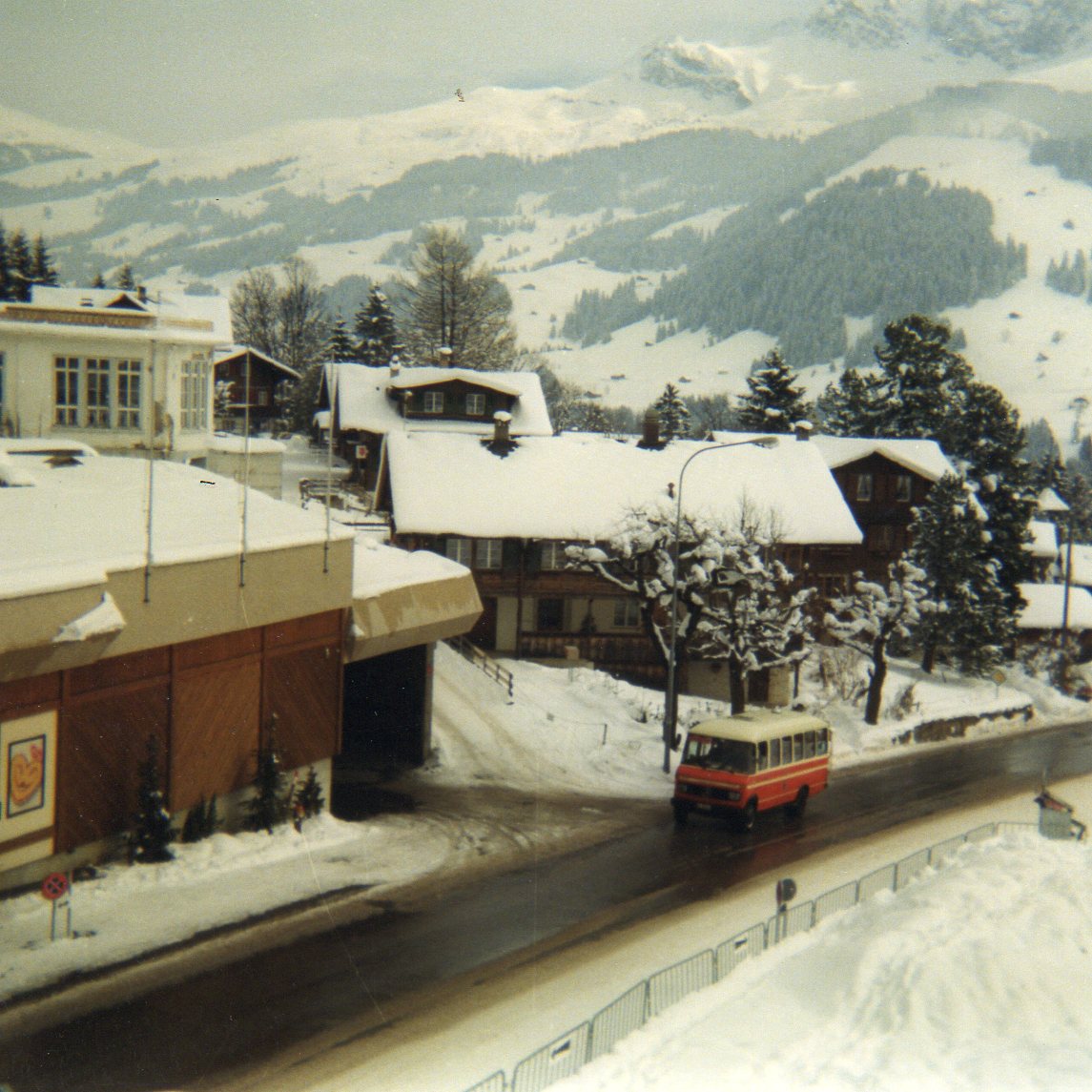 (7-23) - Aus dem Archiv: AFA Adelboden - Nr. 5/BE 26'974 - Mercedes (ex Balmer, Grindelwald) im Februar 1988 in Adelboden, Landstrasse