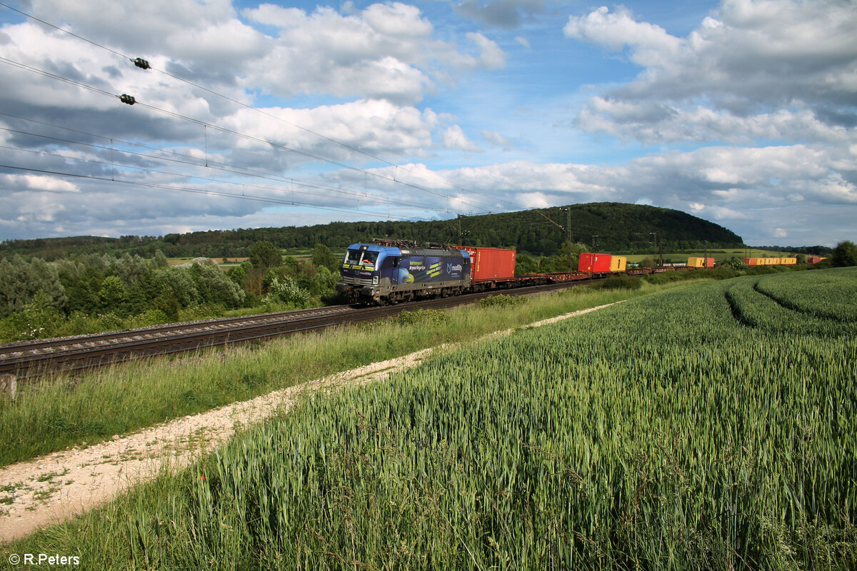 7383 425-6  modility  mit einem Containerzug in Richtung Ansbach bei Treuchtlingen. 28.05.24