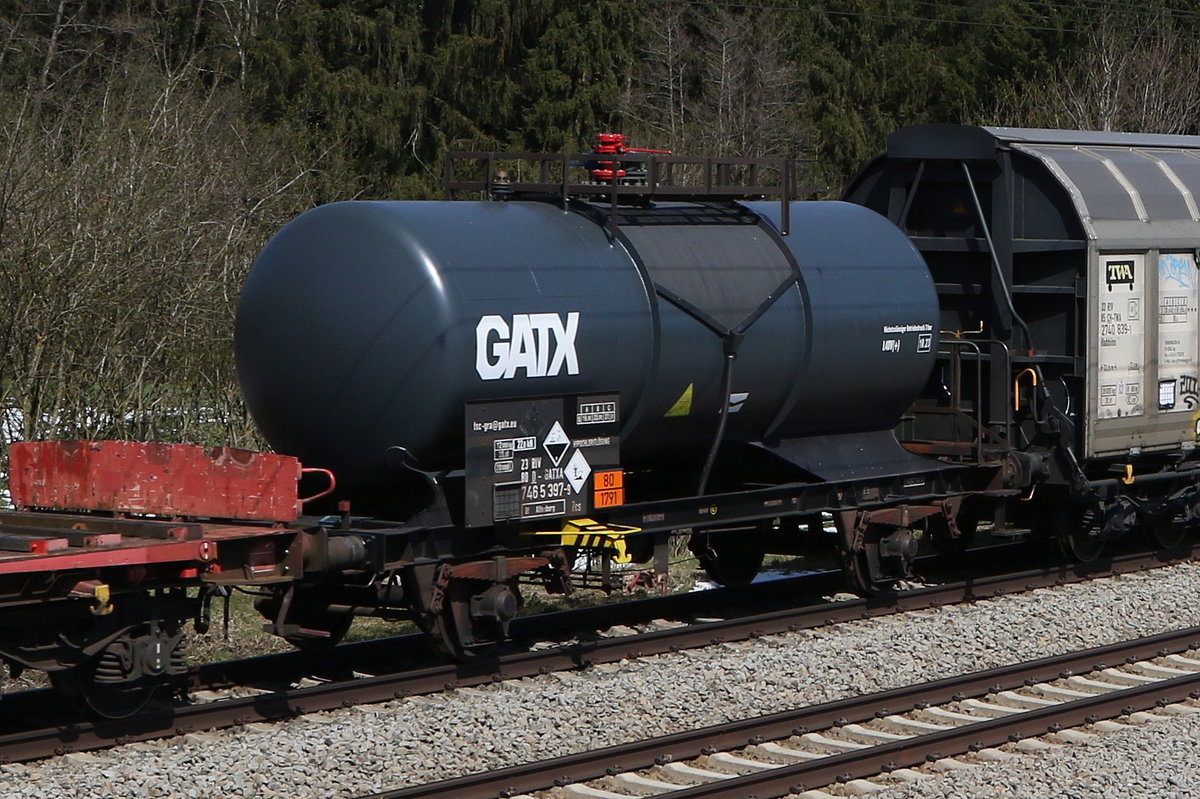 7465 397 (Zcs) von  GATX  am 9,. April 2021 bei Grabenst�tt.