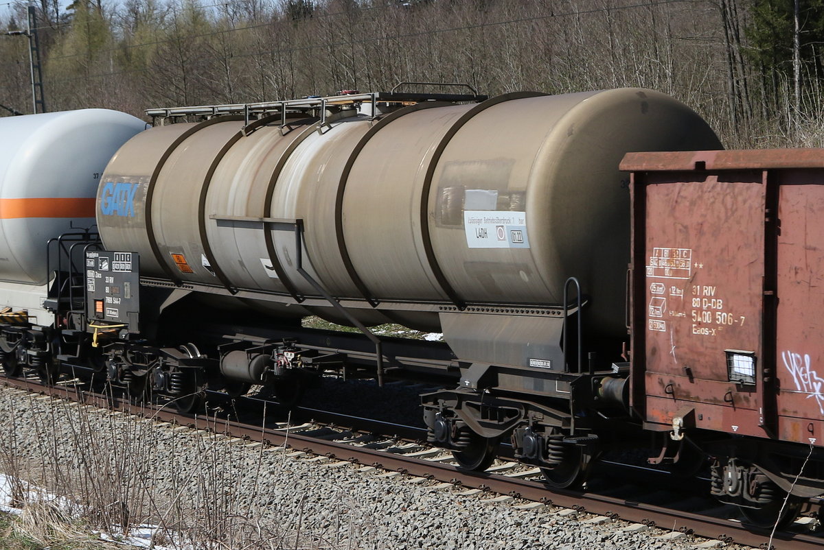 7668 544 (Zacs) von  GATX  am 9. April 2021 bei Grabenst�tt im Chiemgau.