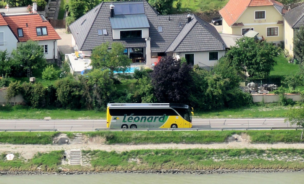 7.7.2013,vom gegenberliegenden Donauufer bei Krems / von der Ferdinandswarte diesen SETRA 416 GT-HD von LEONARD / Belgien fotografiert(300mm).