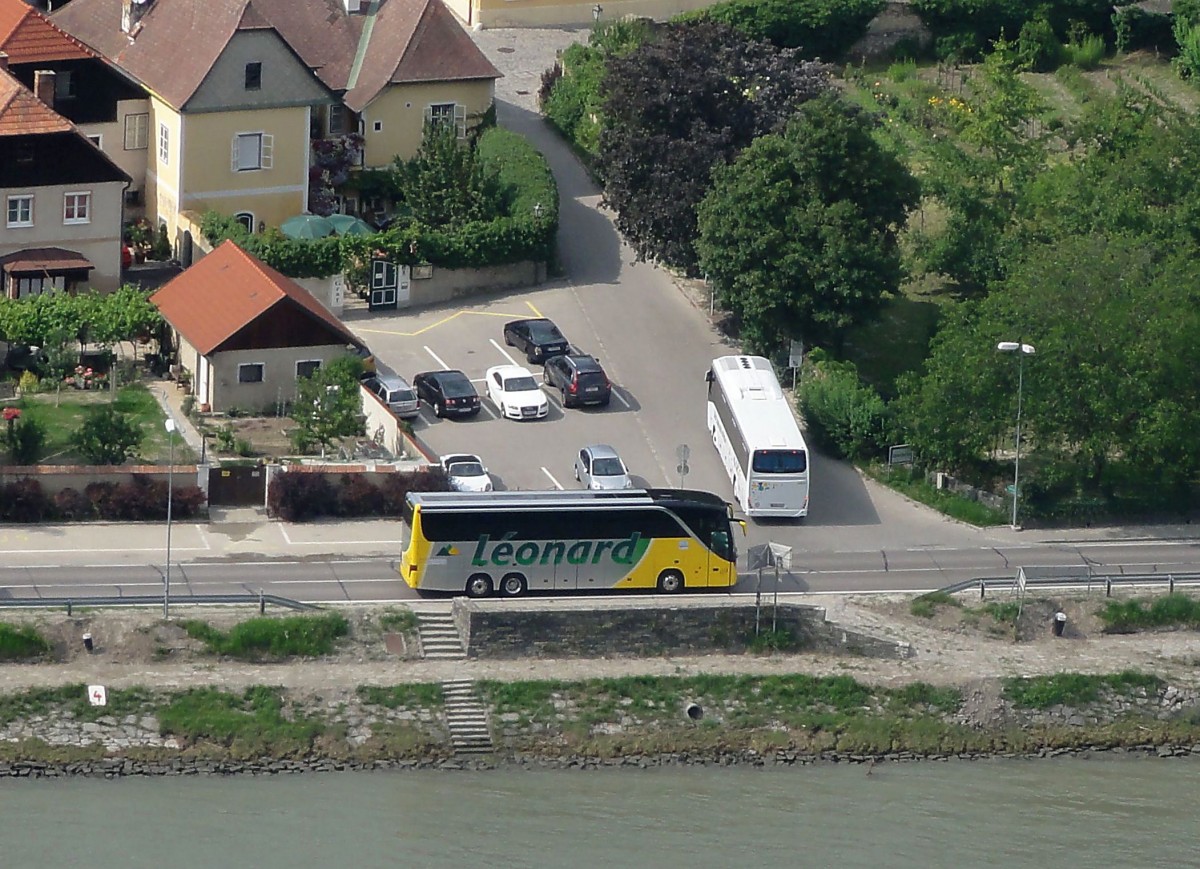 7.7.2013,vom gegenberliegenden Donauufer bei Krems / von der Ferdinandswarte diesen SETRA 416 GT-HD von LEONARD / Belgien fotografiert(300mm).