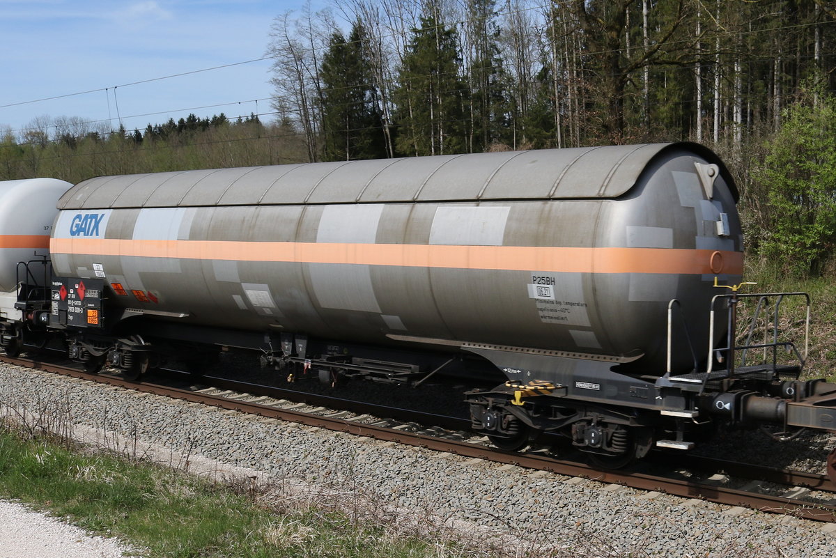 7813 028 (Zags) von  GATX  am 15. April 2020 bei Grabenst�tt.