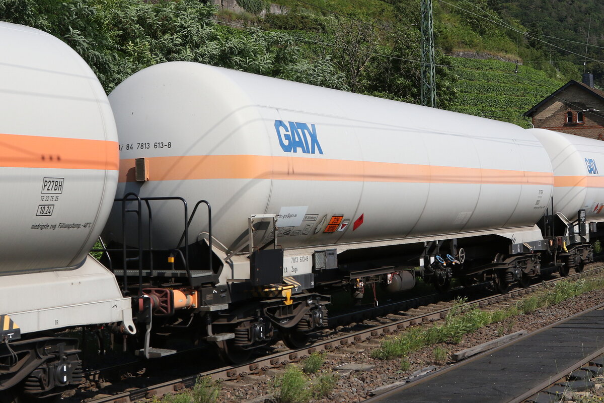 7813 613 (Zags) von  GATX  am 21. Juli 2021 bei Kaub am Rhein.