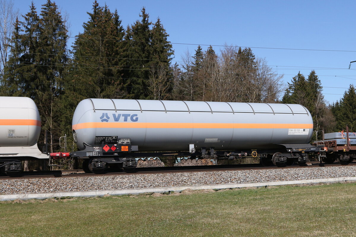7813 910 (Zags) von  VTG  am 4. April 2025 bei Fuchsreut.