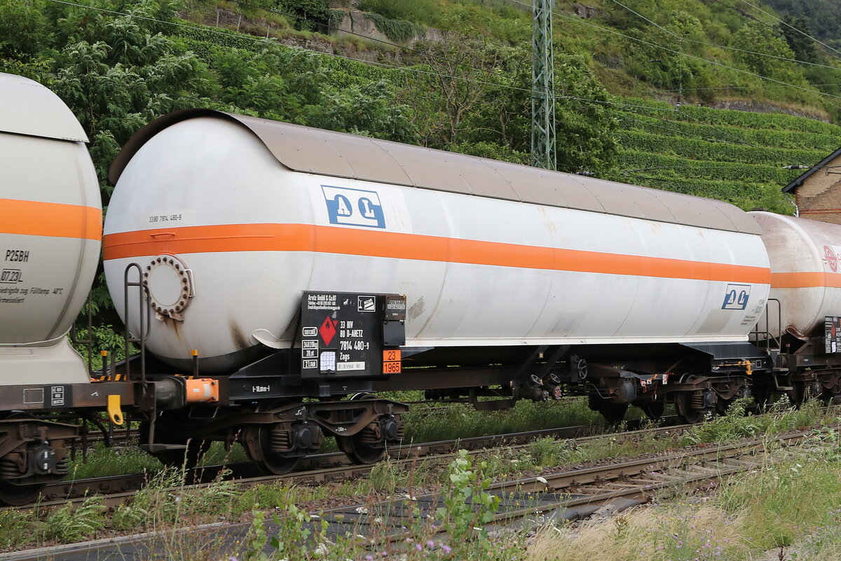 7814 480 (Zags) der  ARETZ GmbH  am 2. Juli 2021 bei Kaub am Rhein.