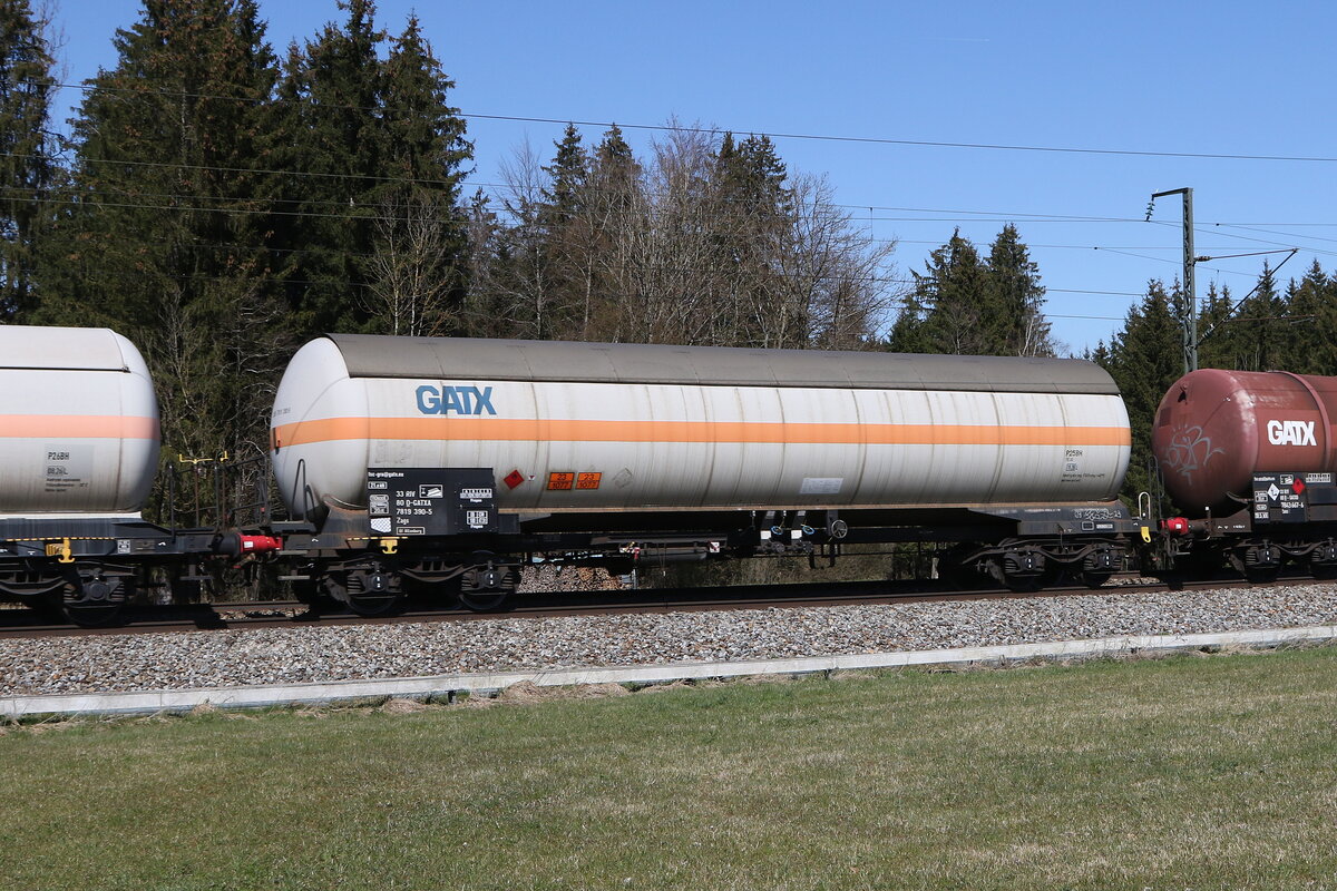 7819 390 (Zags) von  GATX  am 4. April 2025 bei Fuchsreut.