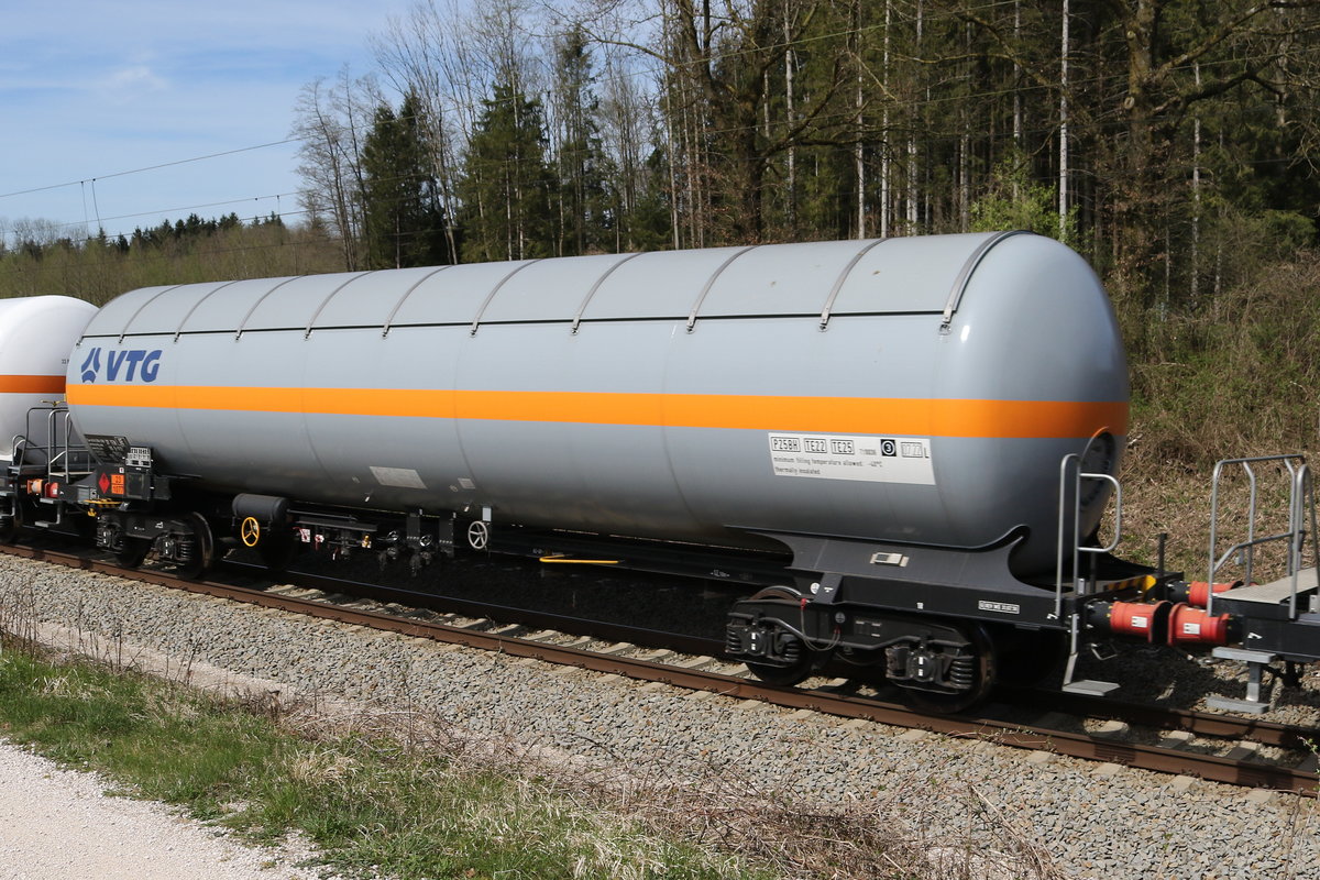 7824 413 (Zags) von  VTG  am 15. April 2020 bei Grabenst�tt.