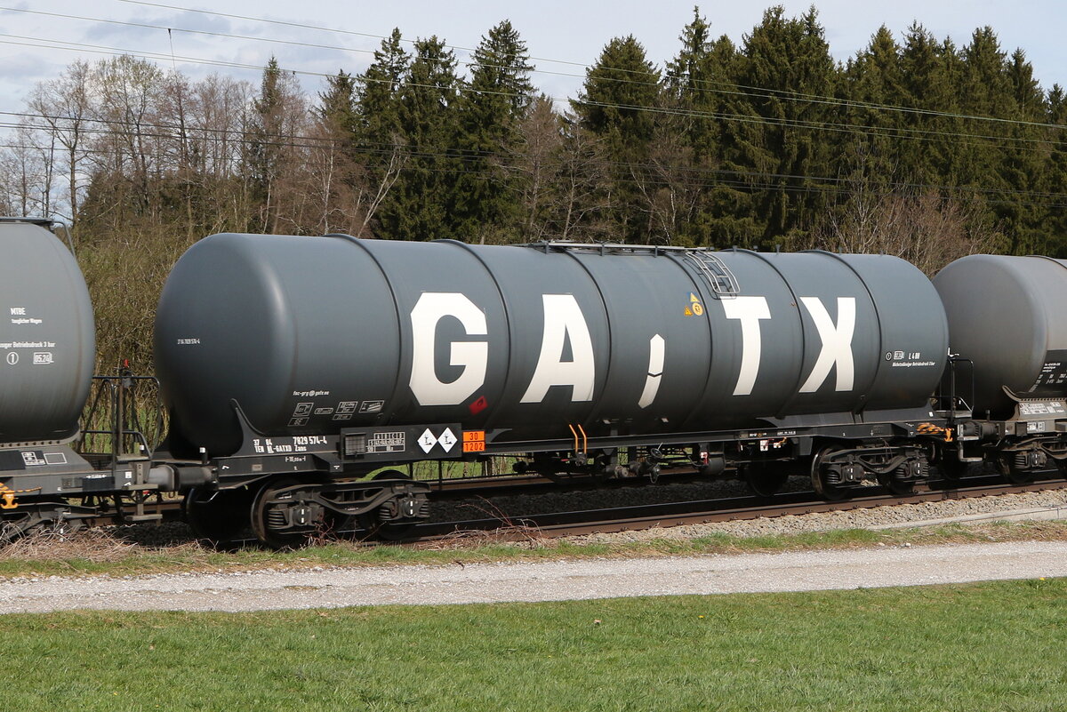 7829 574 (Zans) von  GATX  am 7. April 2022 bei Grabenst�tt.
