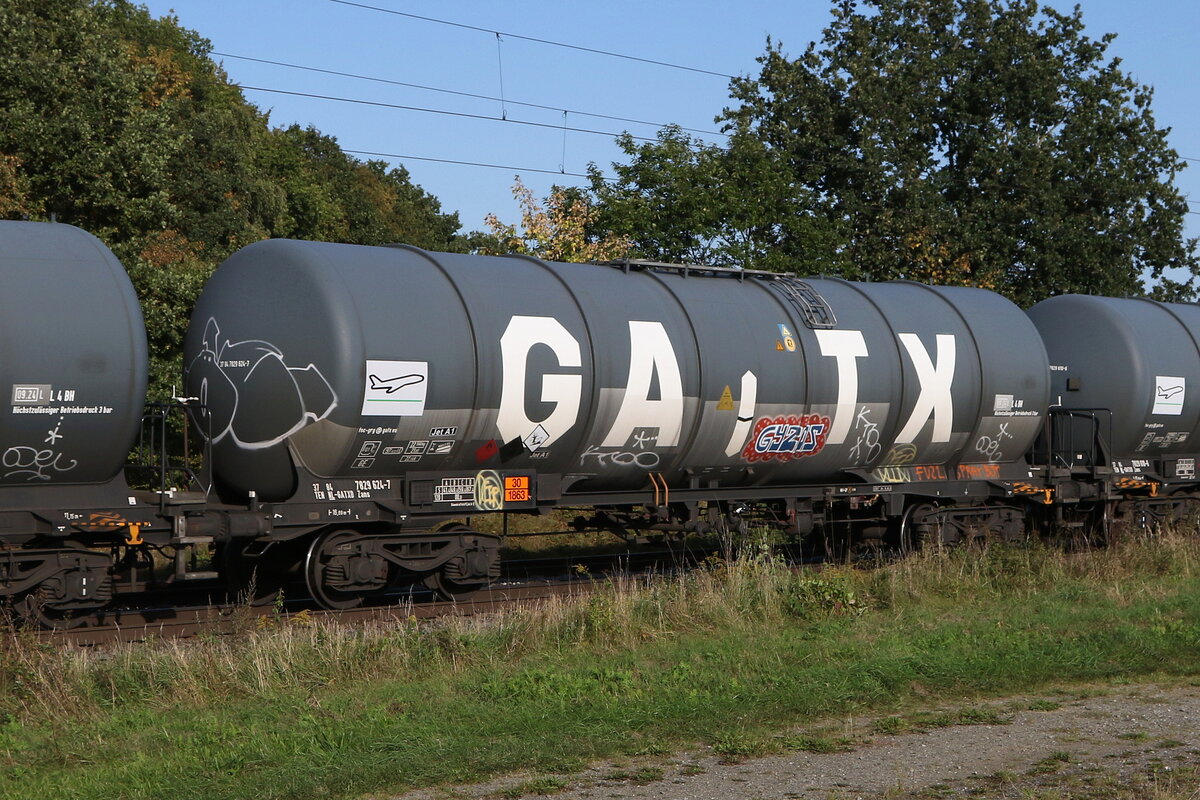 7829 624 (Zans) von  GATX  am 16. September 2023 bei Woltorf.