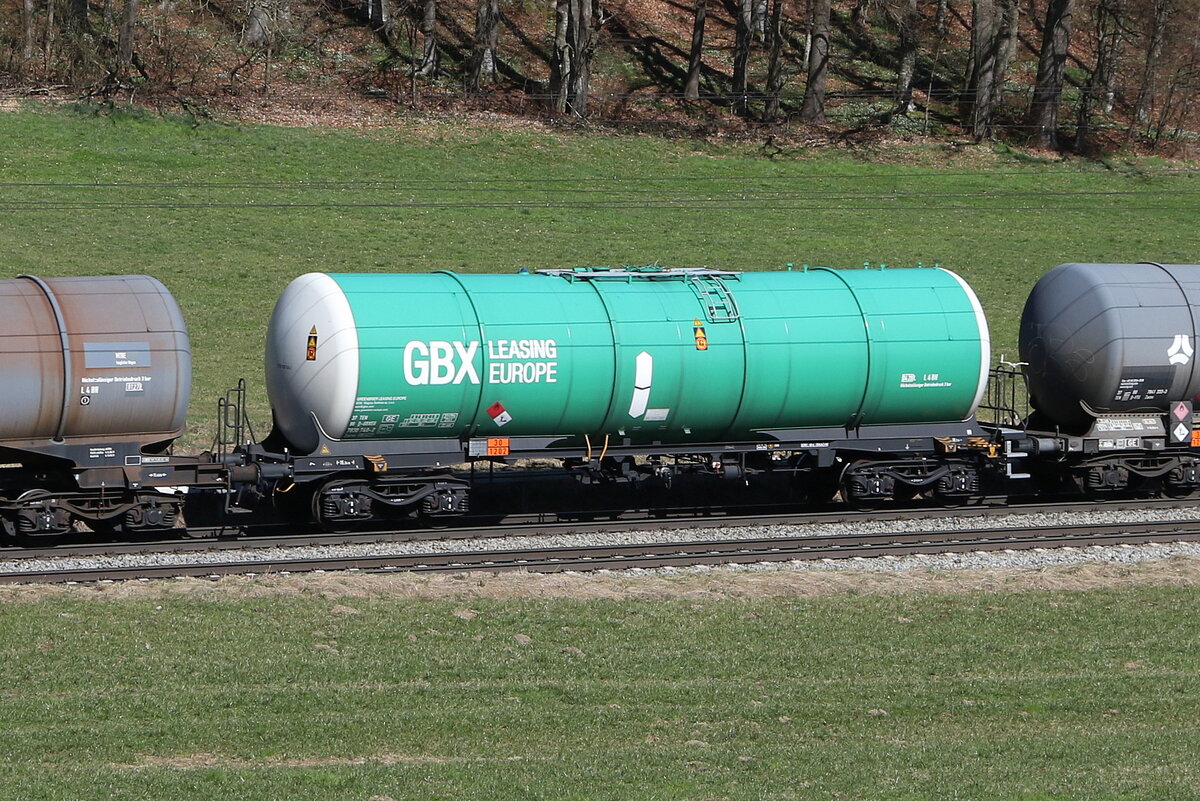 7830 740 (Zacns) von  GBX  am 19. M�rz 2025 bei Axdorf.