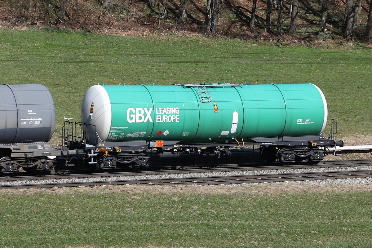 7830 741 (Zacns) von  GBX  am 19. M�rz 2025 bei Axdorf.