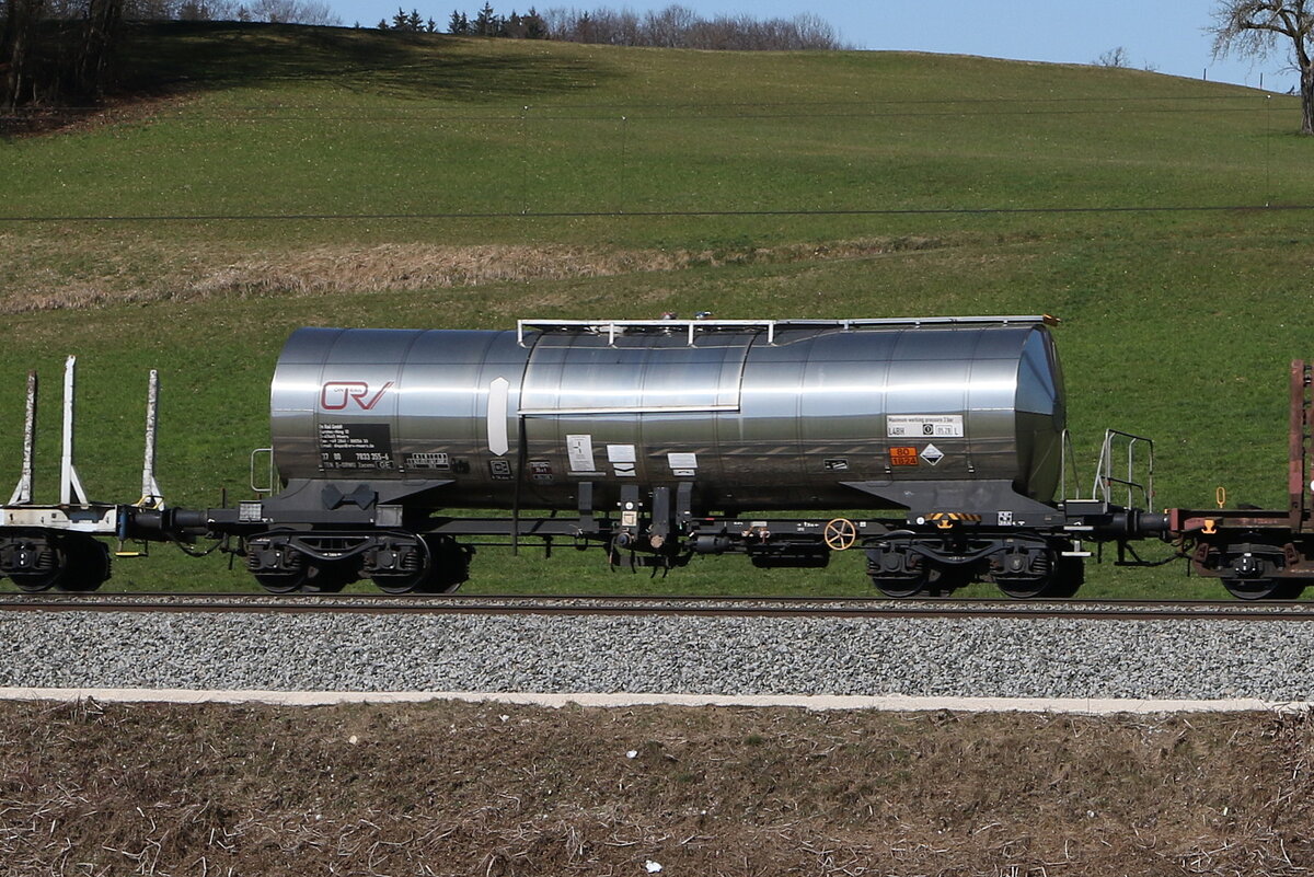 7833 355 (Zacens) von  On Rail  am 19. M�rz 2025 bei Axdorf.