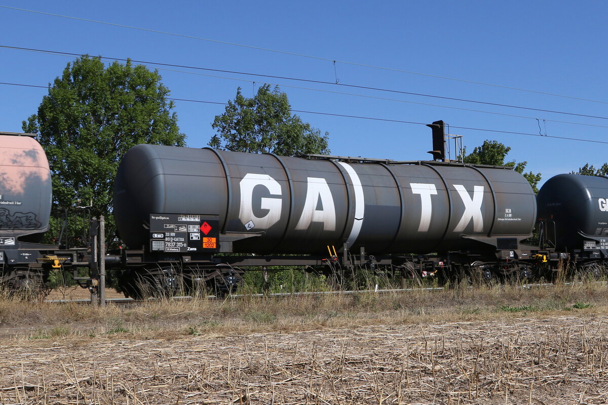 7837 315 (Zans) von  GATX  am 6. August 2022 bei Th�ngersheim.