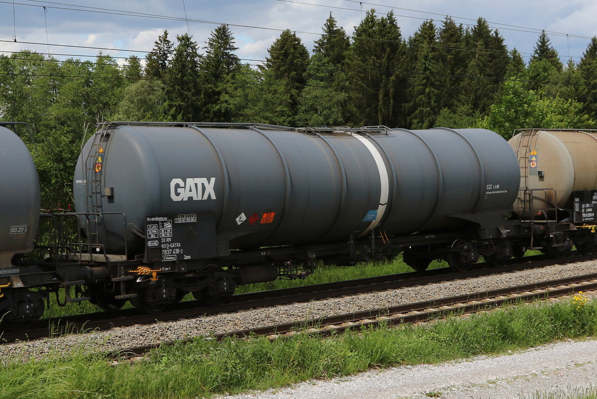7837 418 (Zans) von  GATX  am 24. Mai 2020 bei Grabenst�tt.