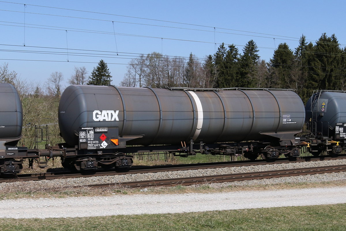 7837 442 (Zans) von  GATX  am 6. April 2020 bei Grabenst�tt.