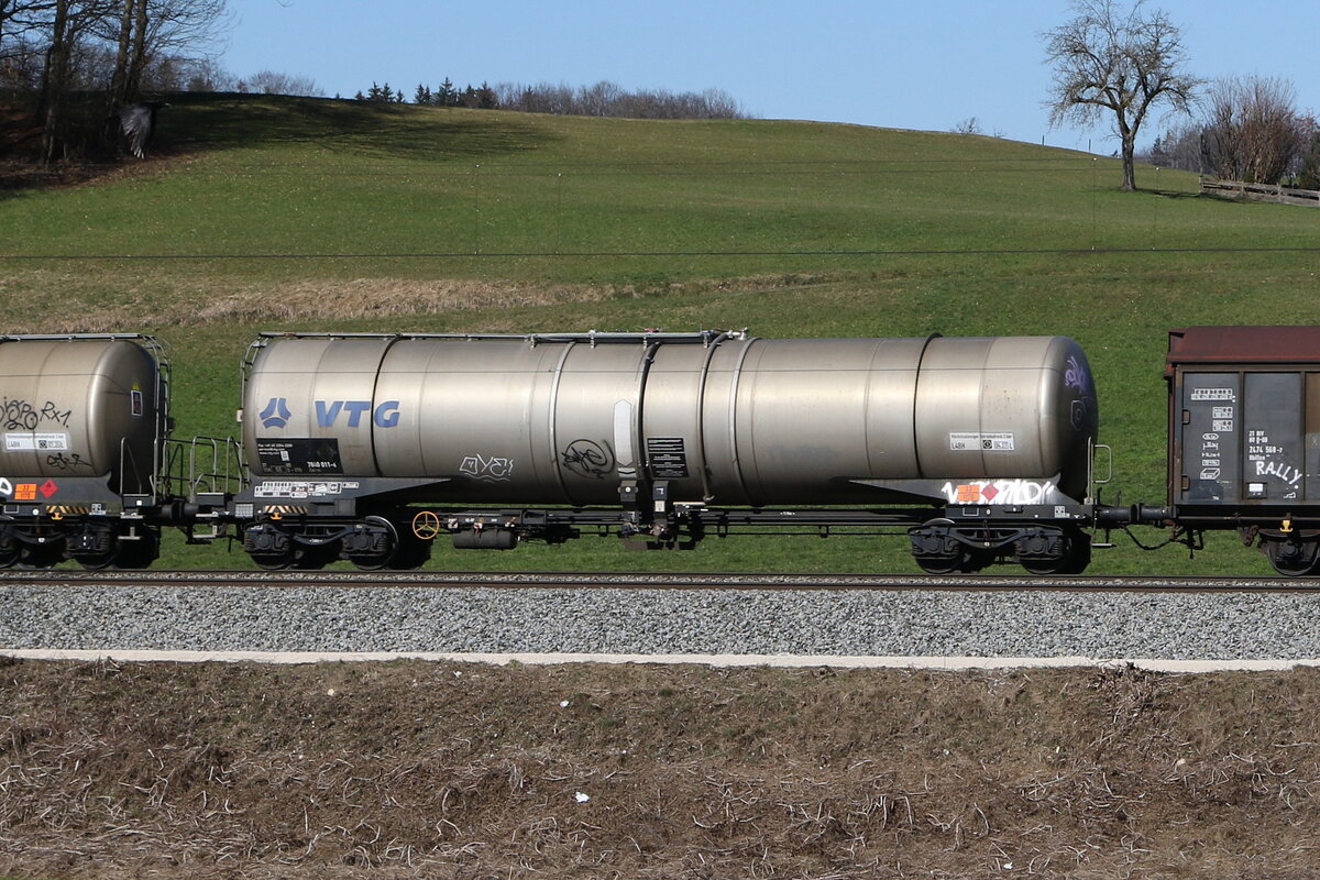 7840 011 (Zacns) von  VTG  am 19. M�rz 2025 bei Axdorf.