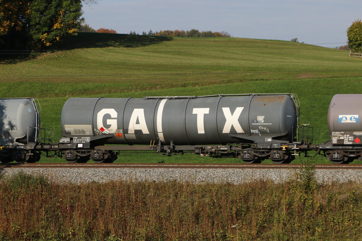 7840 147 (Zacns) von  GATX  am 15. Oktober 2025 bei Axdorf.