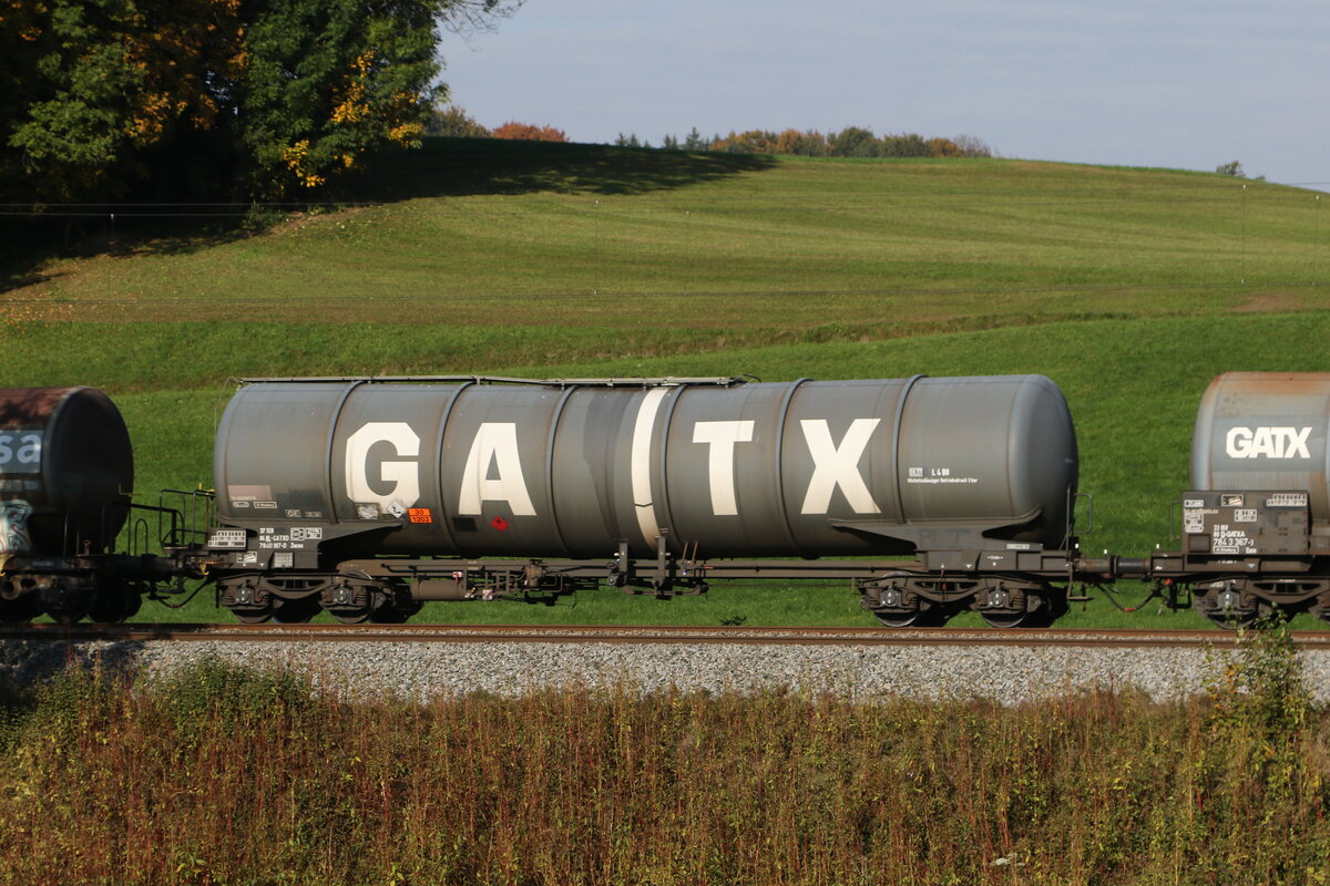 7840 187 (Zacns) von  GATX  am 15. Oktober 2025 bei Axdorf.