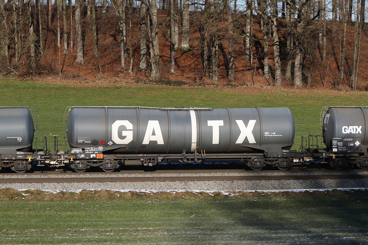 7840 199 (Zacns) von  GATX  am 27. Dezember 2024 bei Axdorf.