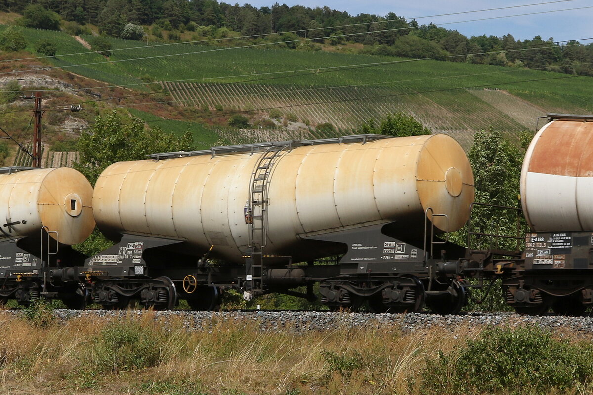 7840 301 (Zacns) von  ATIR-Rail  am 5. August 2022 bei Th�ngersheim.