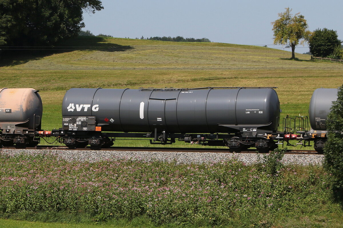 7840 734 (Zacns) von  VTG  am 12. August 2025 bei Axdorf.