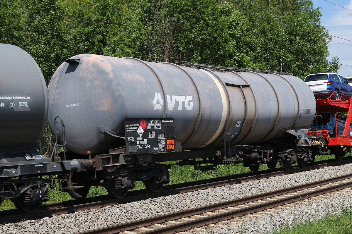 7841 057 (Zacns) von  VTG  am 2. Juni 2021 bei Grabenst�tt.