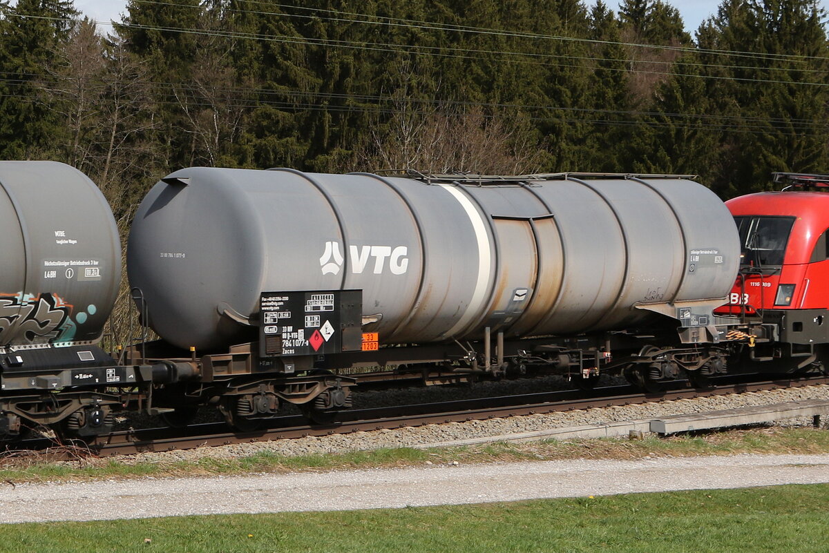 7841 077 (Zacns) von  VTG  am 7. April 2022 bei Grabenst�tt.