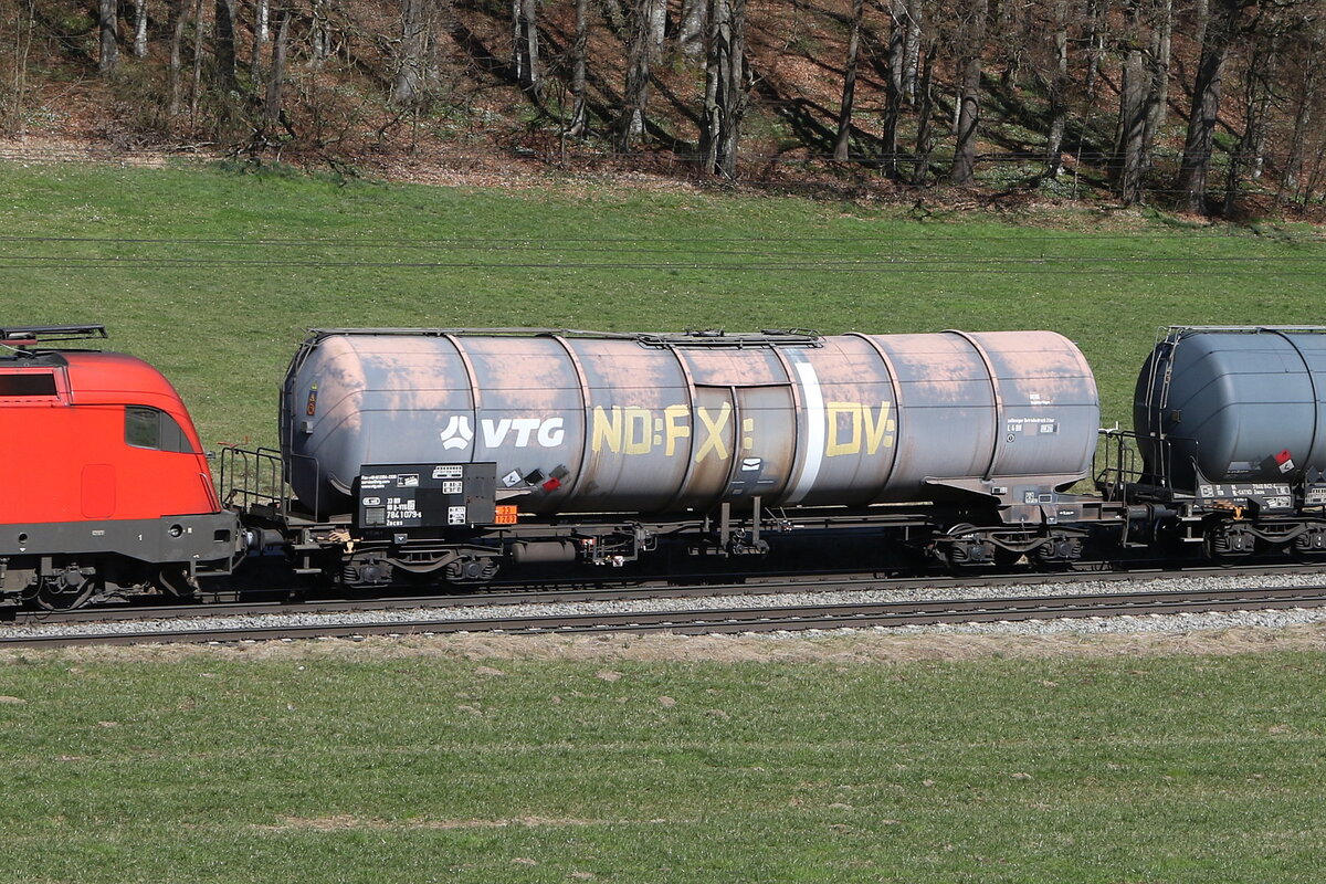 7841 079 (Zacens) von  VTG  am 19. M�rz 2025 bei Axdorf.