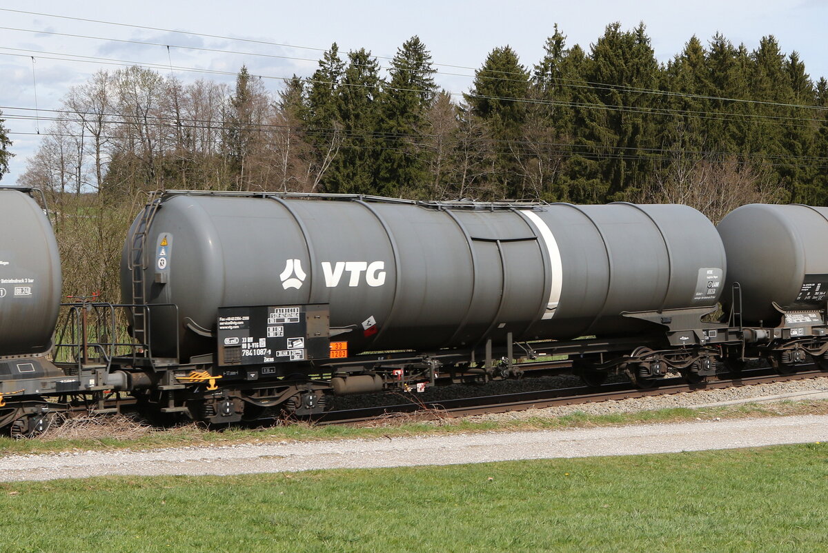 7841 087 (Zacns) von  VTG  am 7. April 2022 bei Grabenst�tt.