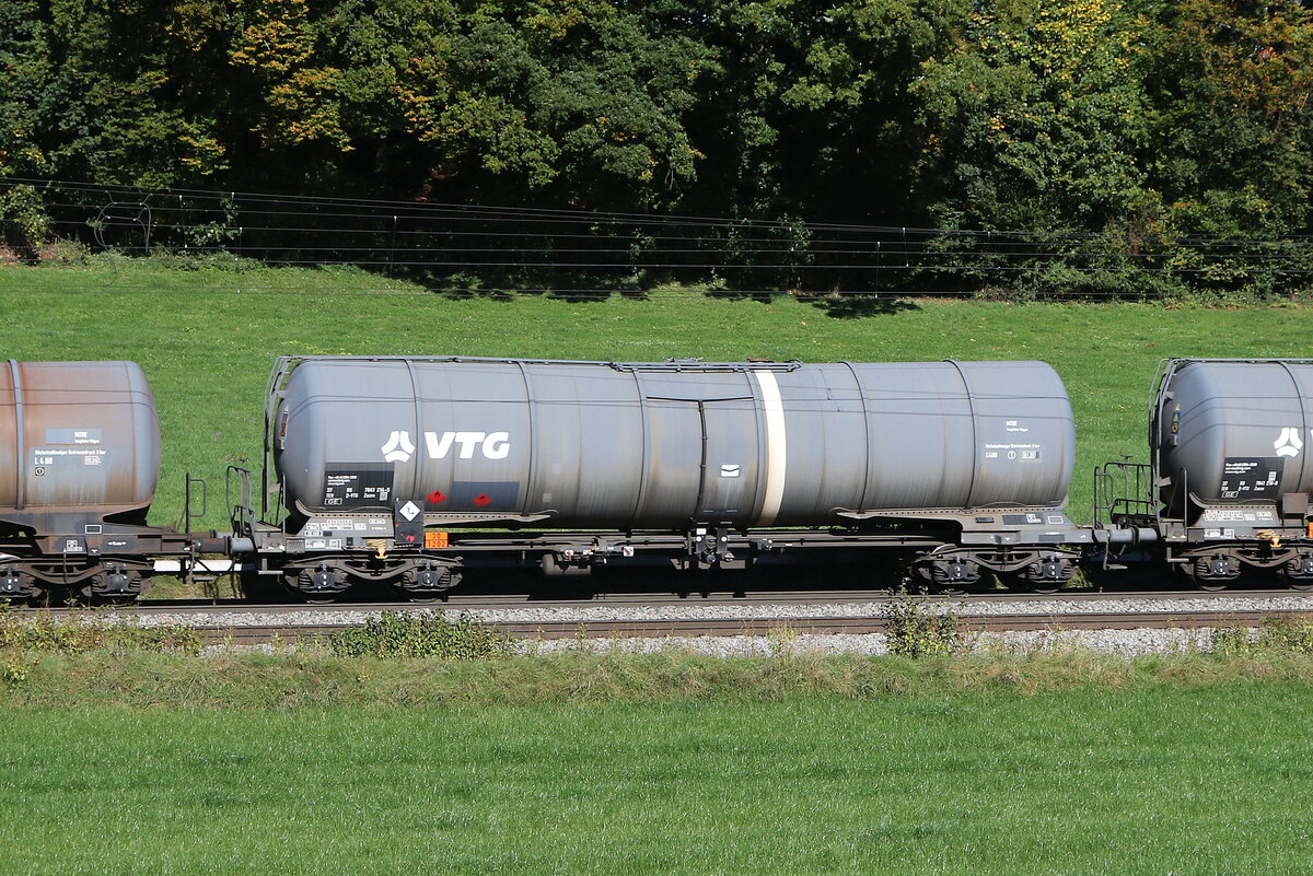 7841 214 (Zacns) von  VTG  am 9. Oktober 2024 bei Axdorf.