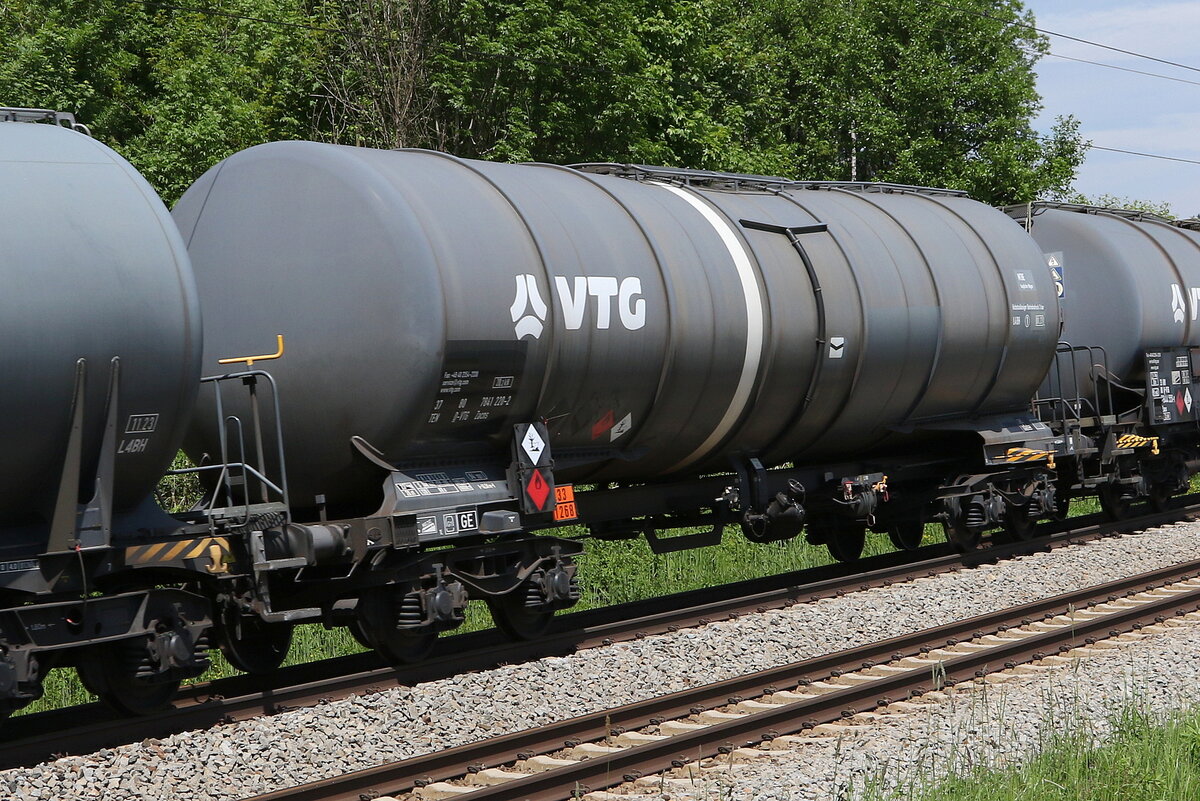 7841 220 (Zacns) von  VTG  am 2. Juni 2021 bei Grabenst�tt.