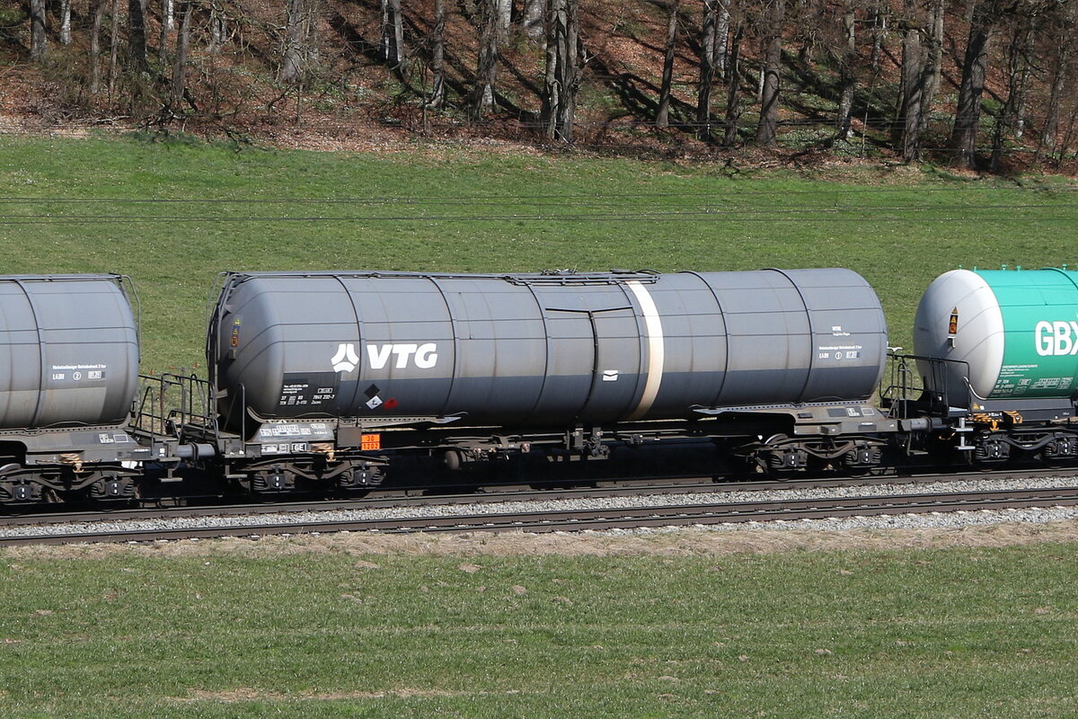 7841 232 (Zacns) von  VTG  am 19. M�rz 2025 bei Axdorf.