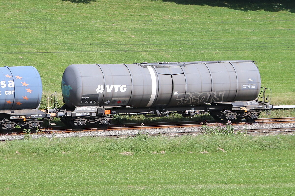 7841 310 (Zacns) von  VTG  am 13. August 2025 bei Axdorf.