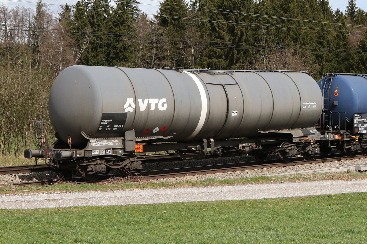 7841 316 (Zacns) von  VTG  am 7. April 2022 bei Grabenst�tt.