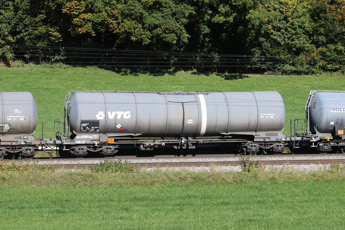7841 320 (Zacns) von  VTG  am 9. Oktober 2024 bei Axdorf.