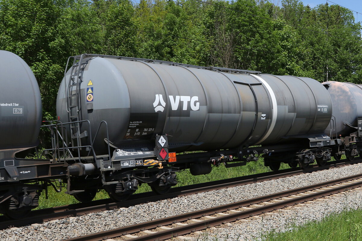 7841 327 (Zacns) von  VTG  am 2. Juni 2021 bei Grabenst�tt.