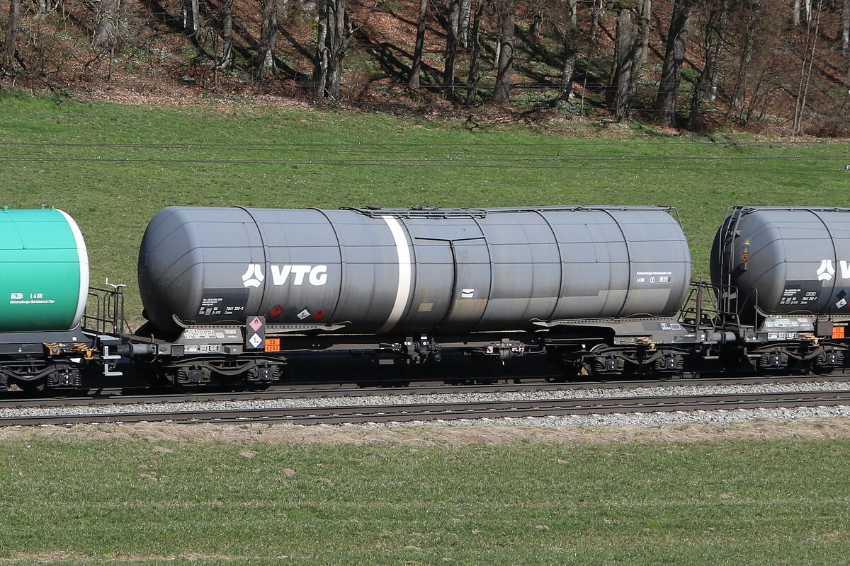 7841 333 (Zacns) von  VTG  am 19. M�rz 2025 bei Axdorf.