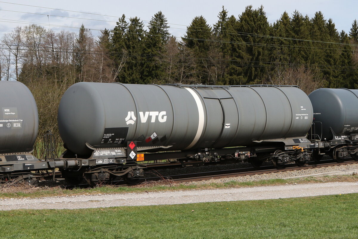 7841 352 (Zacns) von  VTG  am 7. April 2022 bei Grabenst�tt.