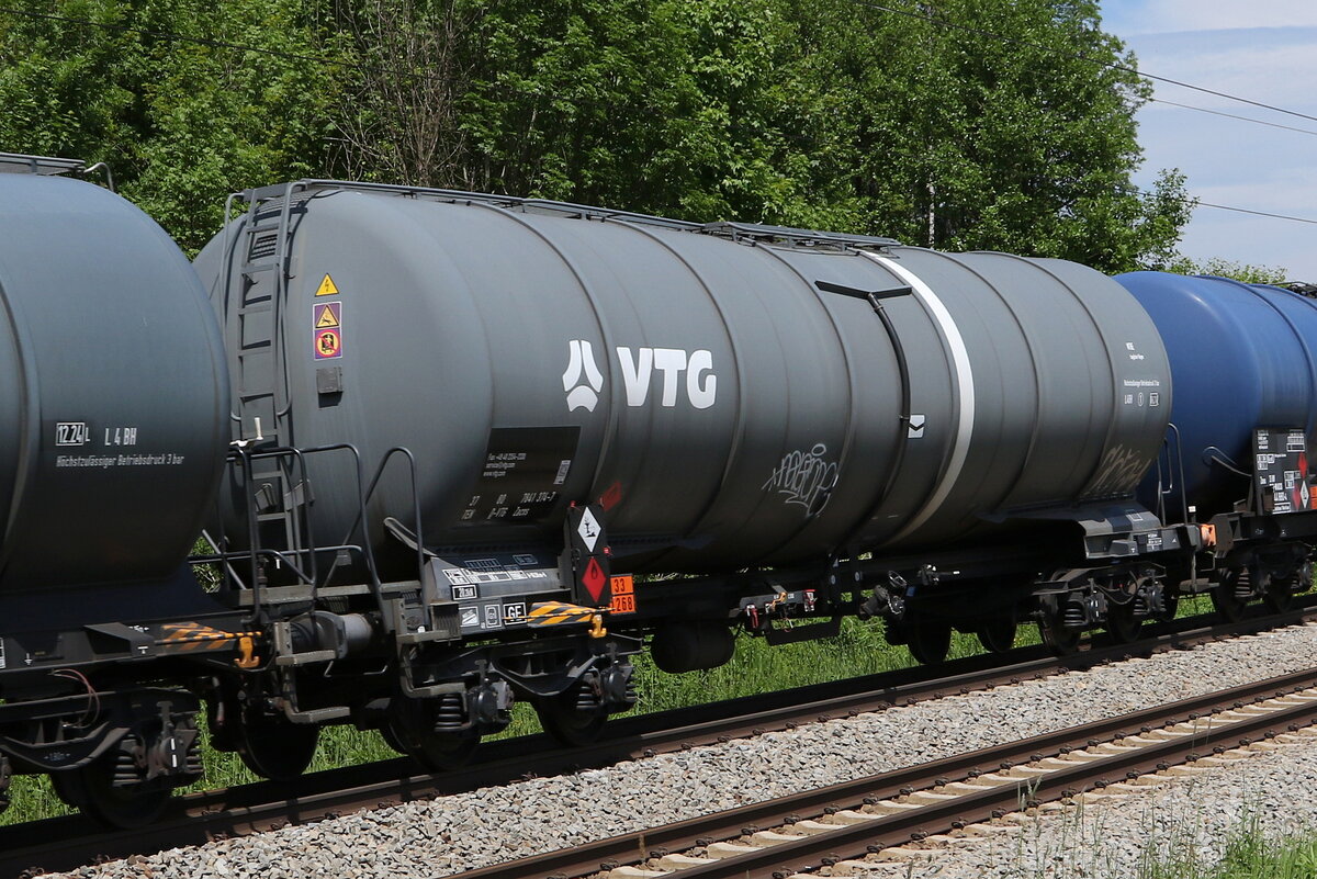 7841 374 (Zacns) von  VTG  am 2. Juni 2021 bei Grabenst�tt im Chiemgau.