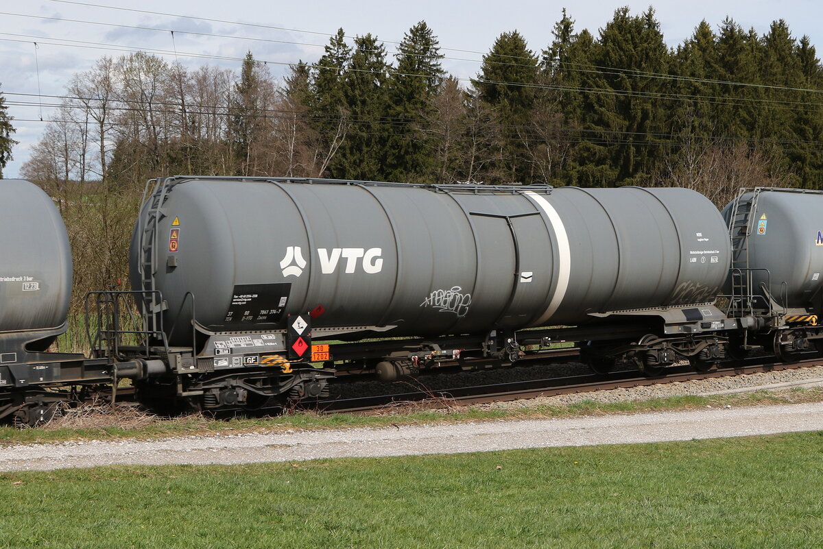 7841 374 (Zacns) von  VTG  am 7. April 2022 bei Grabenst�tt.