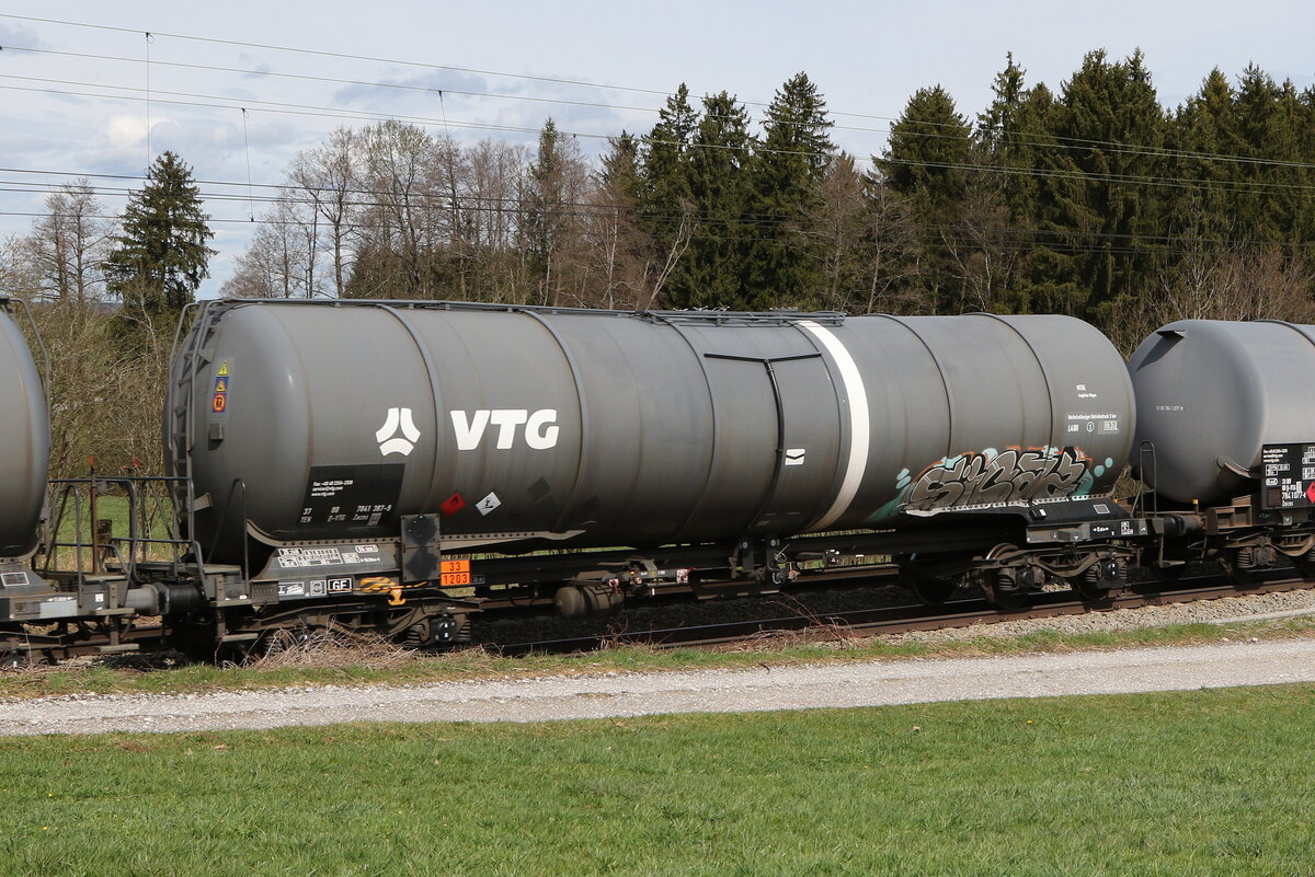 7841 387 (Zacns) von  VTG  am 7. April 2022 bei Grabenst�tt.