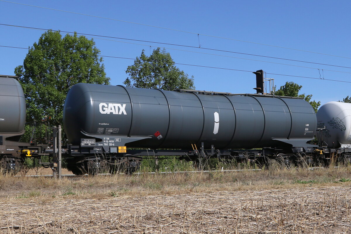 7841 551 (Zacns) von  GATX  am 6. August 2022 bei Th�ngersheim.