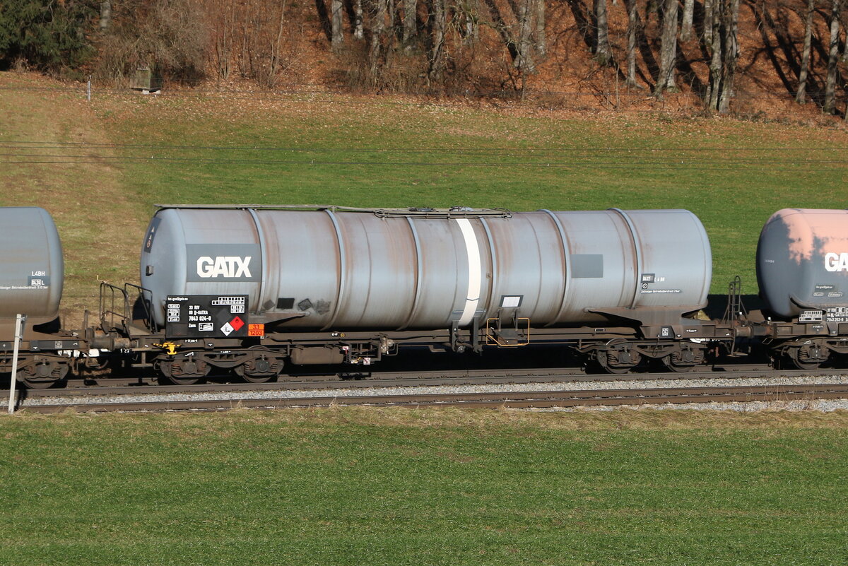 7843 024 (Zans) von  GATX  am 18. Dezember 023 bei Axdorf.