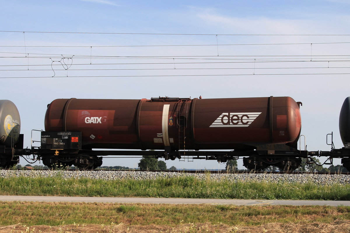 7843 795 (Zans) von  GATX  am 1. Juli 2019 bei �bersee am Chiemsee.