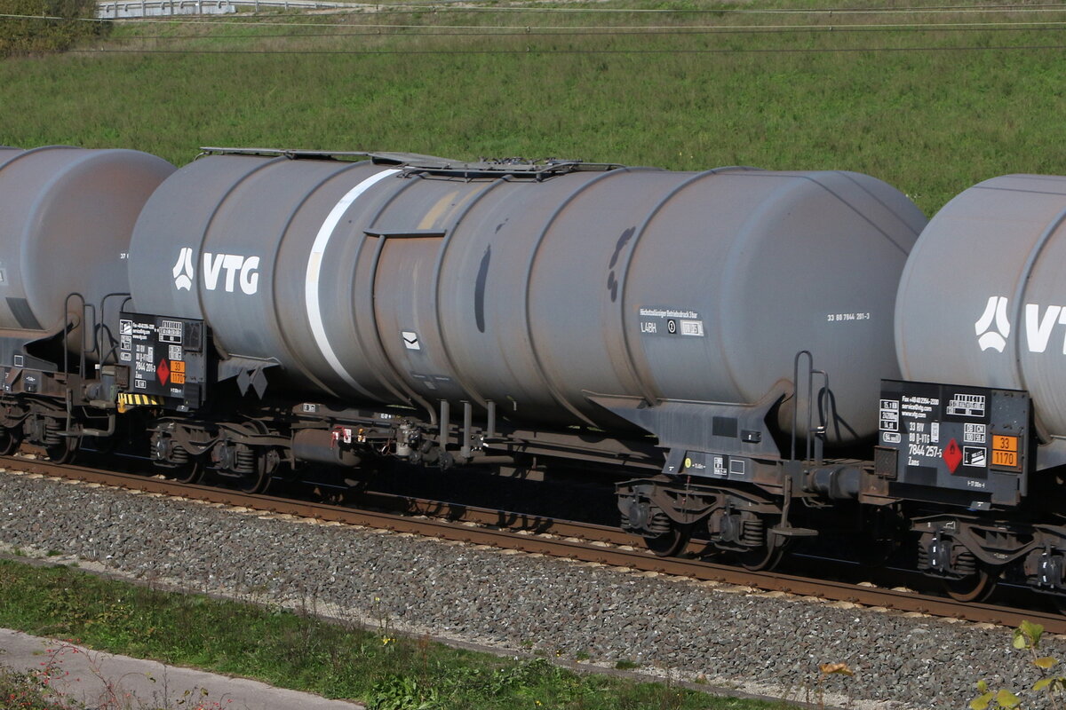 7844 201 (Zans) von  VTG  am 12. Oktober 2022 bei Harrbach.